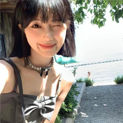 坐在酒吧里吃蛋糕